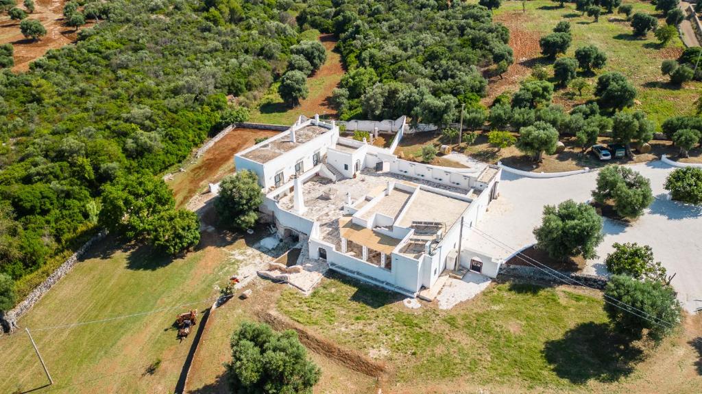 an aerial view of a large white house at Masseria Abadia Uno in Ostuni