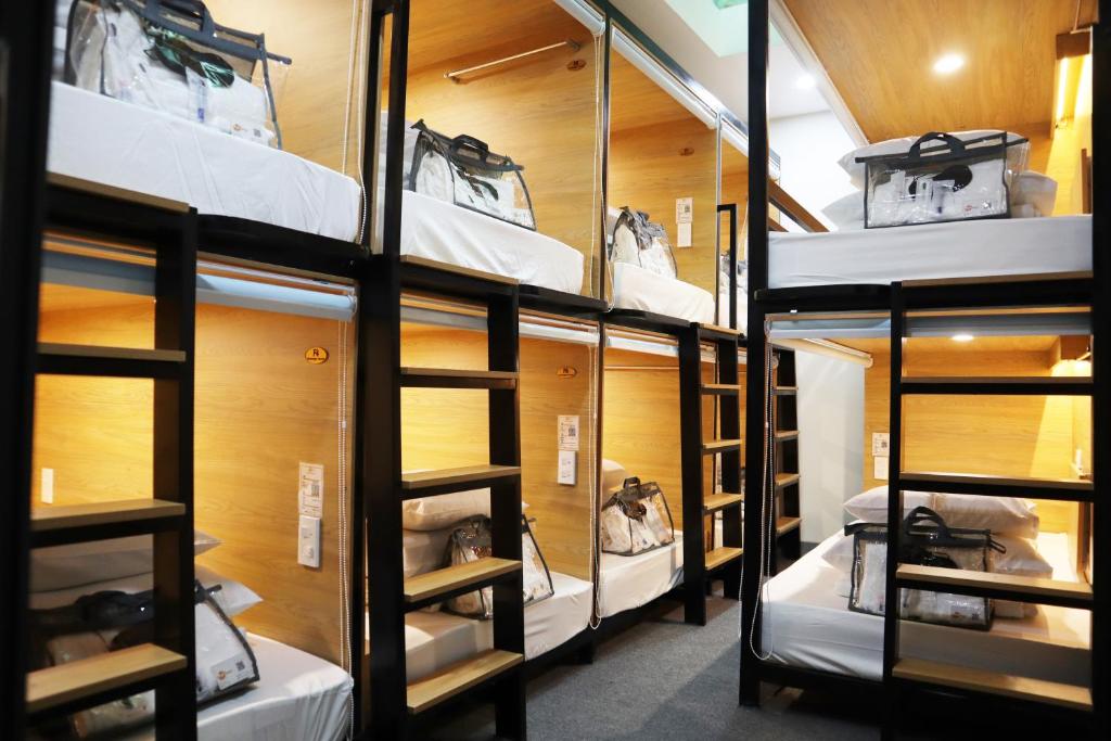 Двухъярусная кровать или двухъярусные кровати в номере Amango Dorm