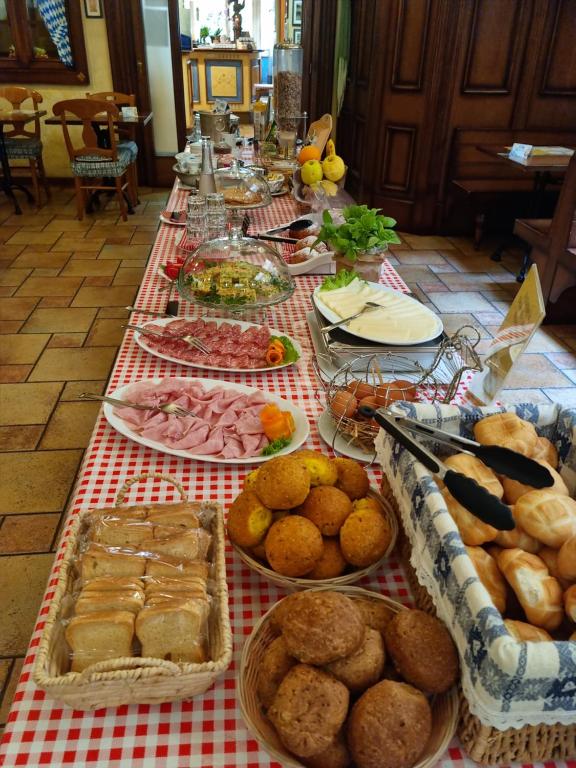 a long table filled with different types of food at Hotel Vittoria in Riva del Garda