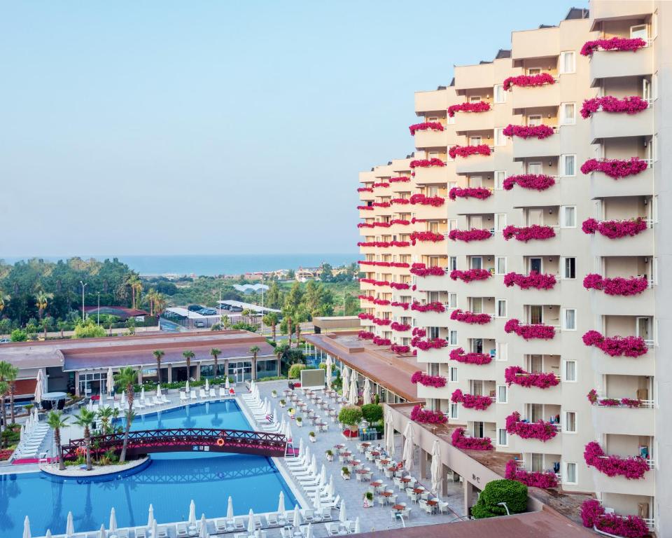 ein Hotel mit einem Pool und einem Resort in der Unterkunft Grand Park Lara Hotel in Lara