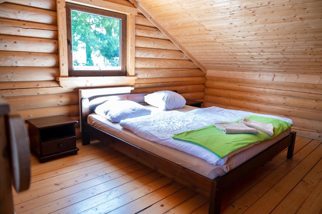 Posteľ alebo postele v izbe v ubytovaní Domy z Bala - Bungalow 50 metrów od Plaży spa domki ogrzewane
