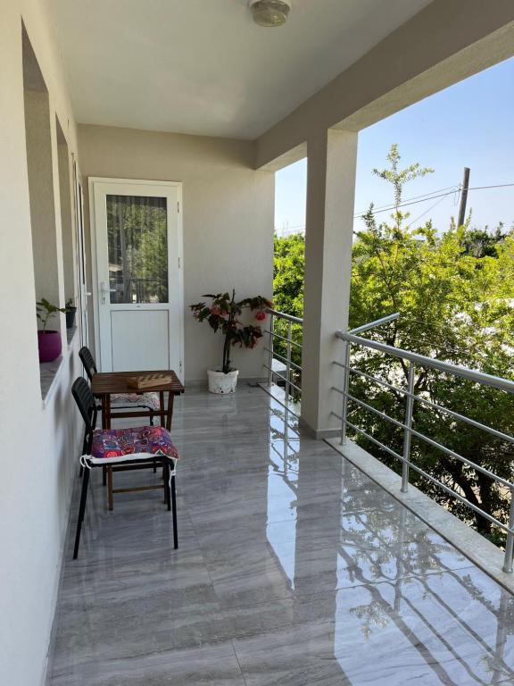 Un balcón con una mesa y una silla en el porche en Apart Portakal Çiçeği, en Kas
