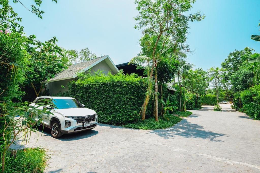 Ein Garten an der Unterkunft IP Plus Pool Villa Pattaya