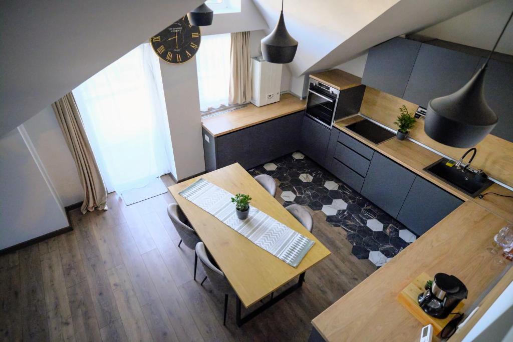 uma vista superior de uma cozinha com uma mesa e cadeiras em Popa Apartment em Cluj-Napoca