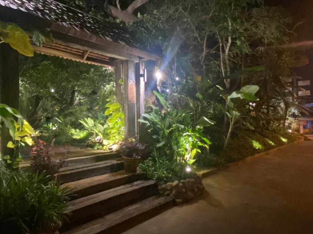 Ein Garten an der Unterkunft IP Plus Pool Villa Pattaya