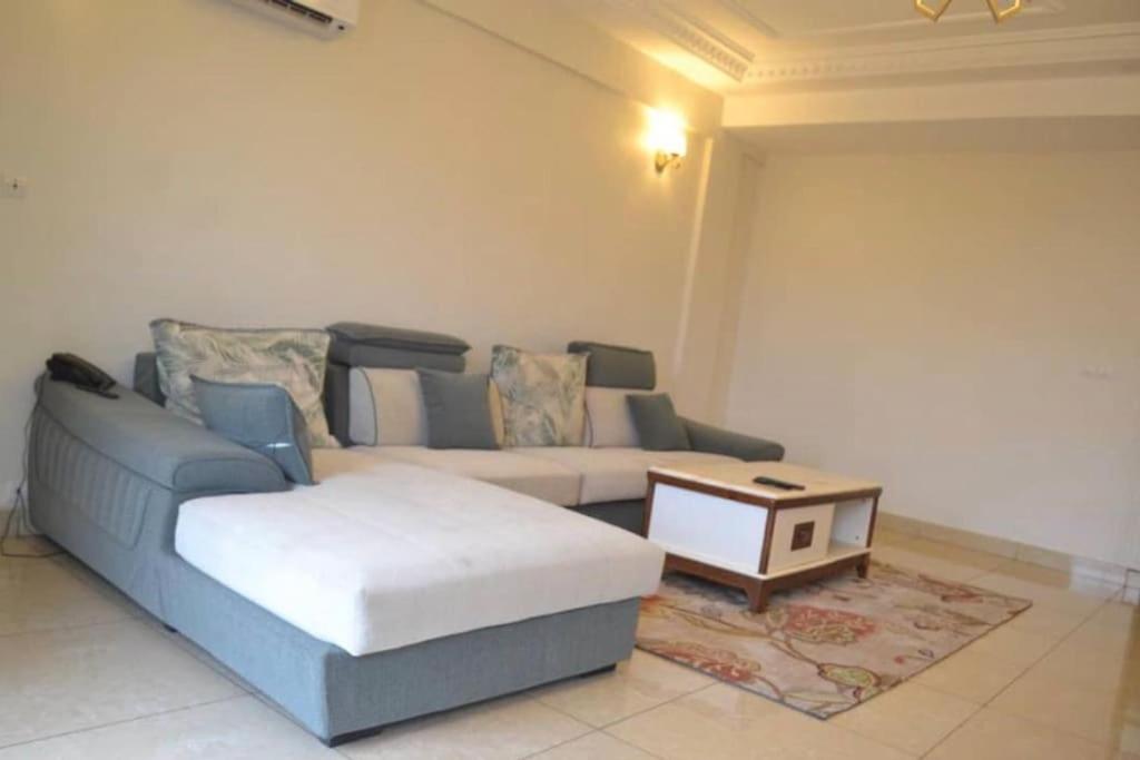 sala de estar con sofá y mesa de centro en Appartement proche palais, en Yaoundé