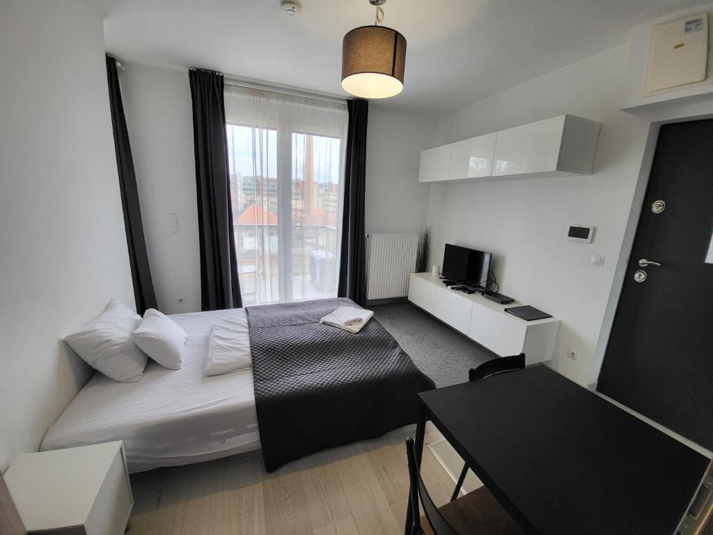 una camera con letto, scrivania e finestra di SDP Meder B401 Apartment a Budapest
