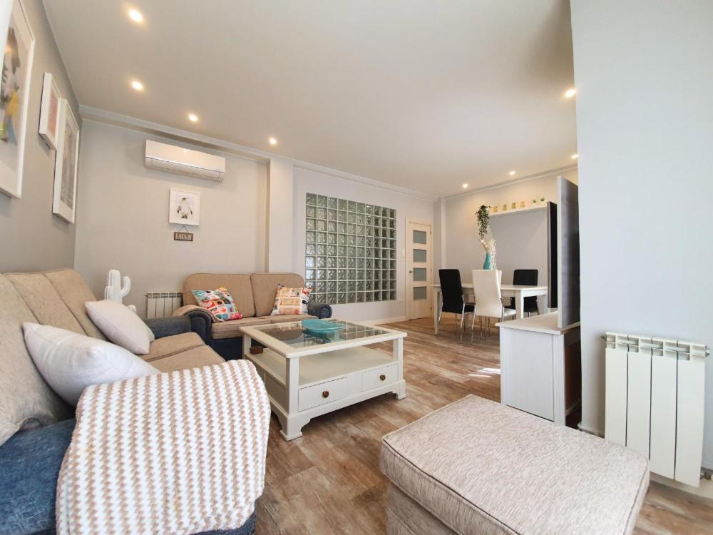 サラゴサにあるApartamentos Dos Torres Meriadocのソファとテーブルのあるリビングルーム
