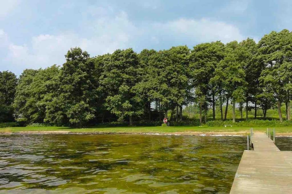 una masa de agua con árboles en el fondo en Villa Valjensa en Sölvesborg