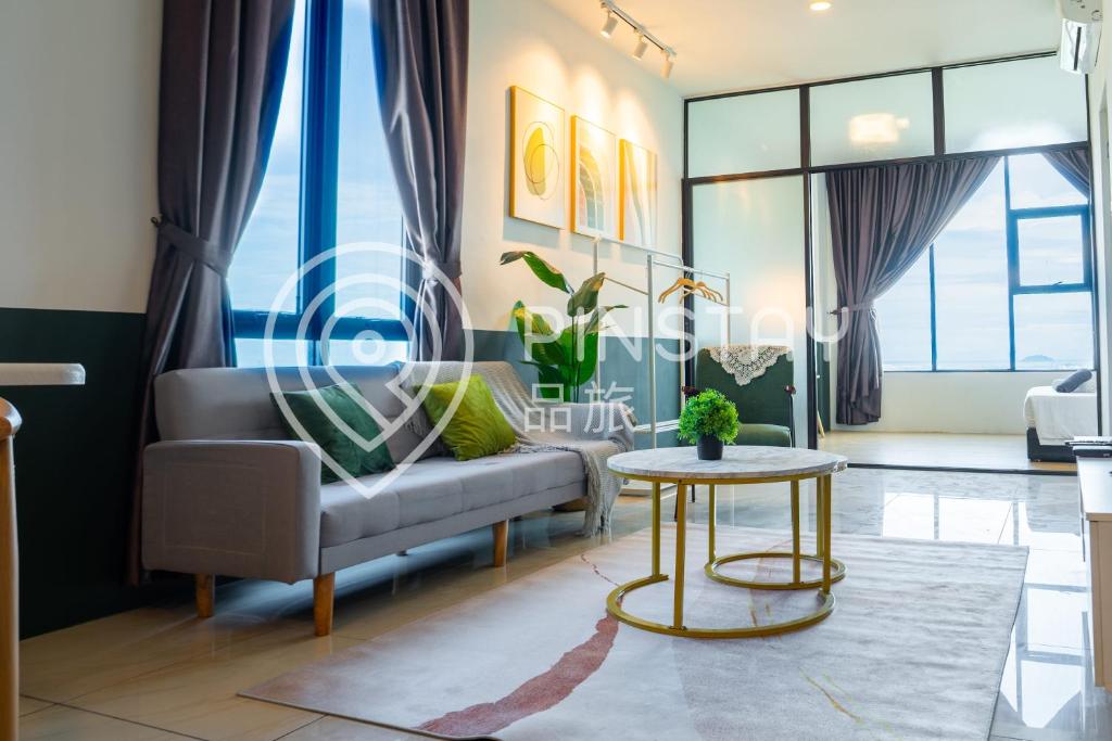 un soggiorno con divano e tavolo di ITCC Manhattan Suites by Pinstay Premium a Donggongon