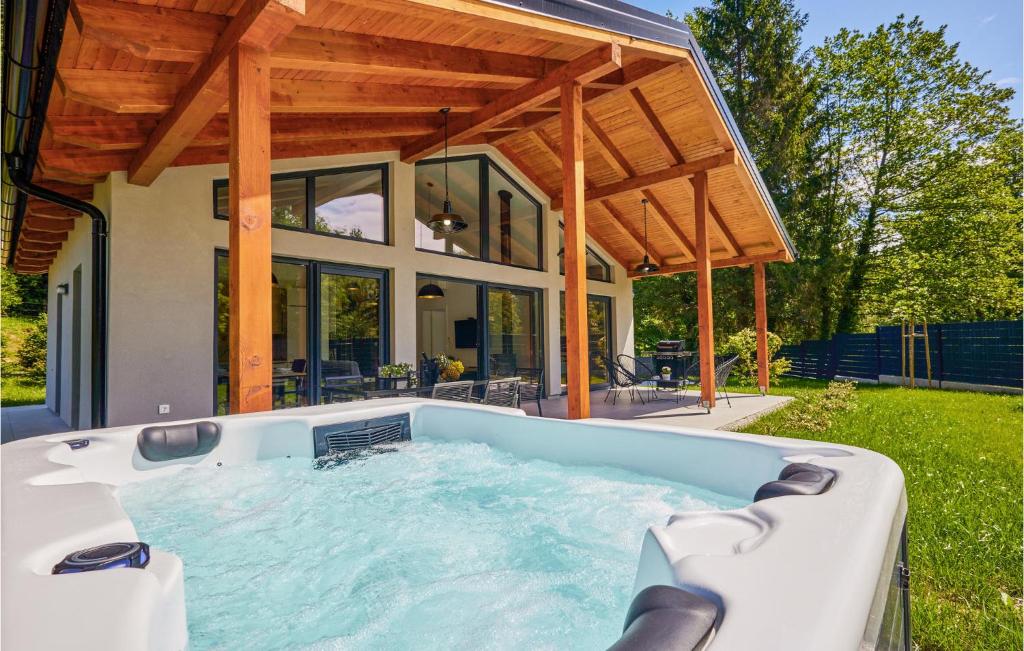 een huis met een grote hot tub in de achtertuin bij Beautiful Home In Brezova Gora With Sauna, Wifi And 2 Bedrooms 