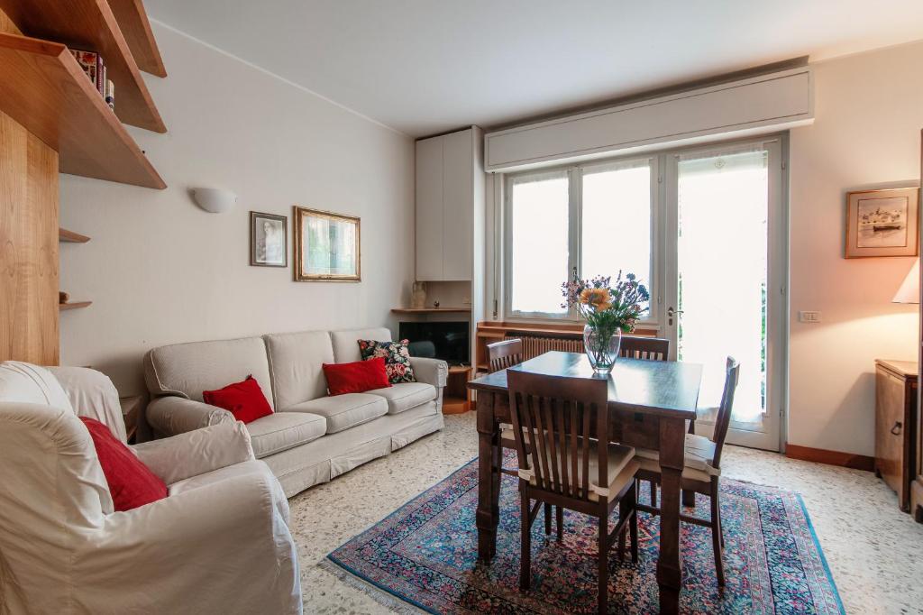 ein Wohnzimmer mit einem Tisch und einem Sofa in der Unterkunft Mulino Nuovo by Quokka 360 - spacious apartment on the Swiss border in Como