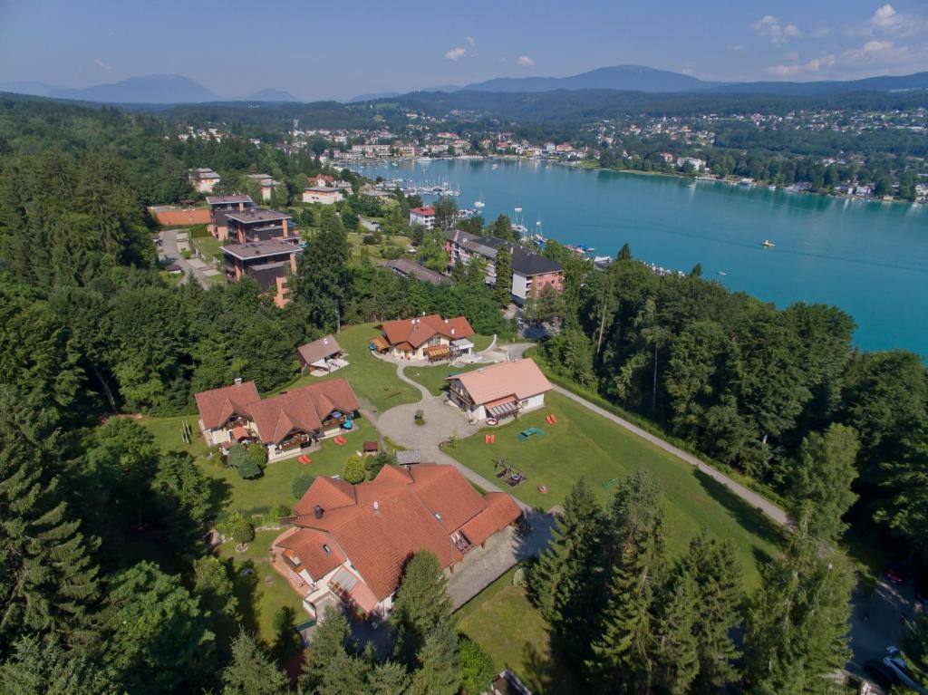 una vista aerea di una grande casa con lago di Ferienparadies Truppe a Velden am Wörthersee