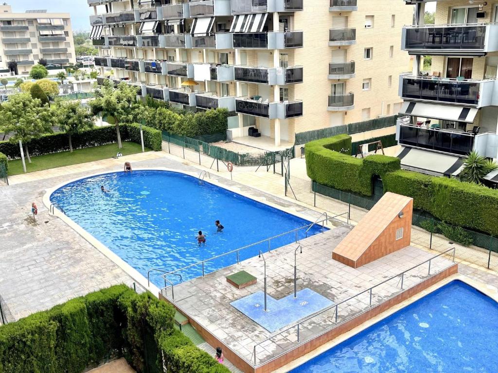 an overhead view of a swimming pool in front of a building at APARTBEACH NOVA PINEDA 3º y VISTAS PISCINA in La Pineda
