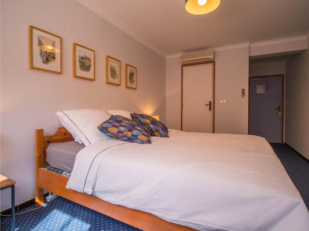 Postel nebo postele na pokoji v ubytování Camping Hotel Les Rives du Loup