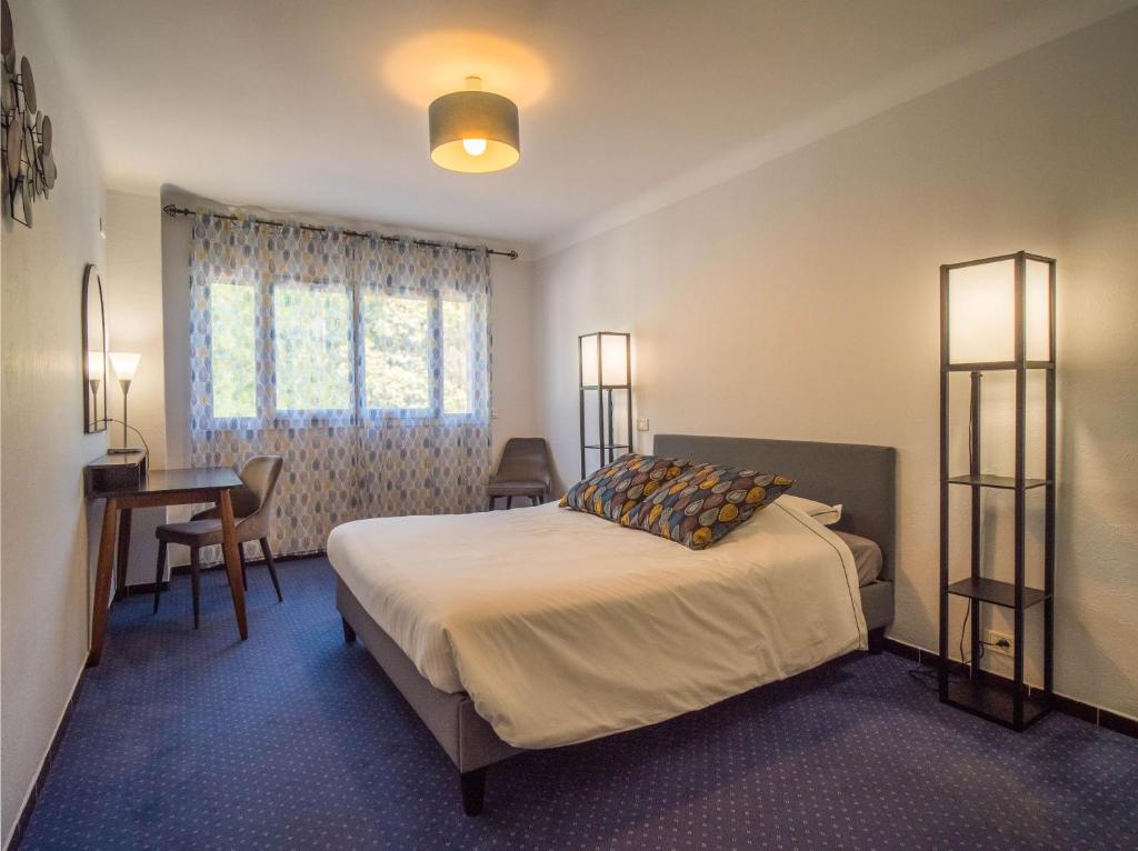Postel nebo postele na pokoji v ubytování Camping Hotel Les Rives du Loup