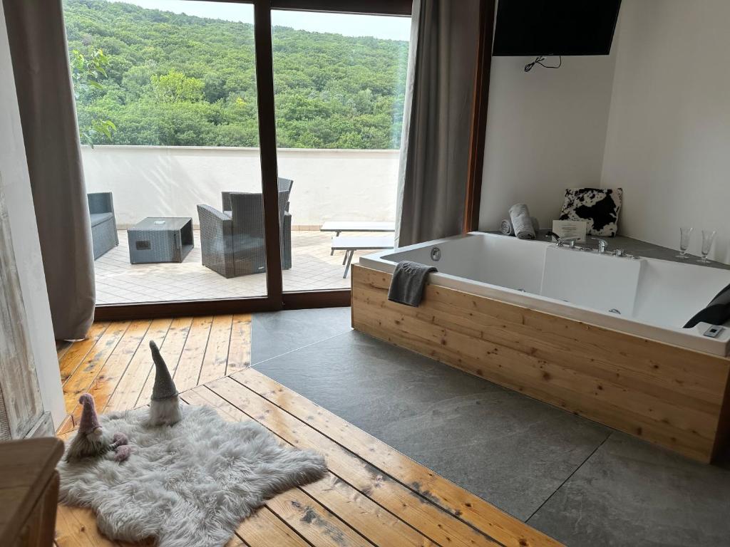 ein Badezimmer mit einer Badewanne und einem Teppich in der Unterkunft Al bosco incantato in Triest