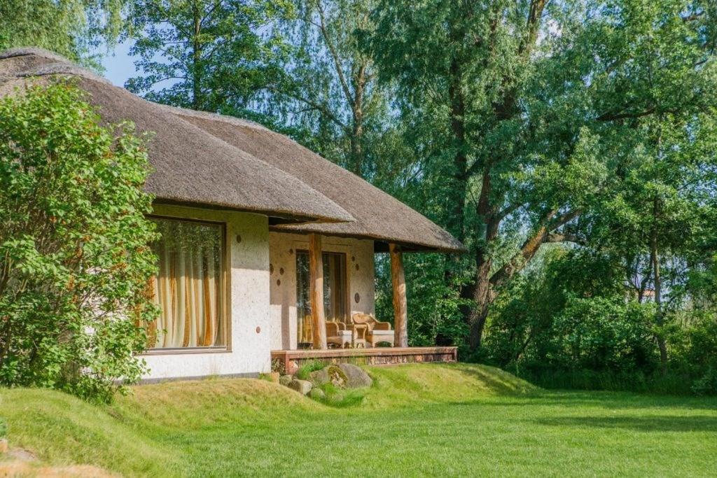 佩雷亞斯拉夫梅爾奈斯凱的住宿－Secret Resort Club，白色的小房子,带有茅草屋顶