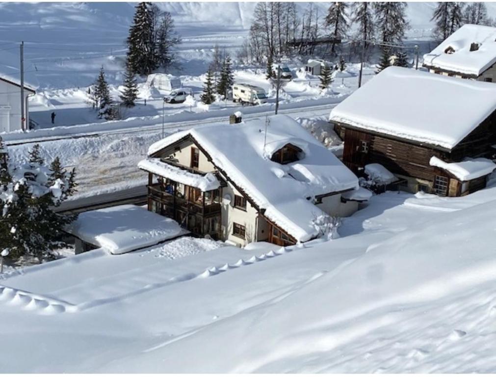 une maison est couverte de neige dans l'établissement 2 Zimmer Ferienwohnung Davos-Glaris, à Glaris