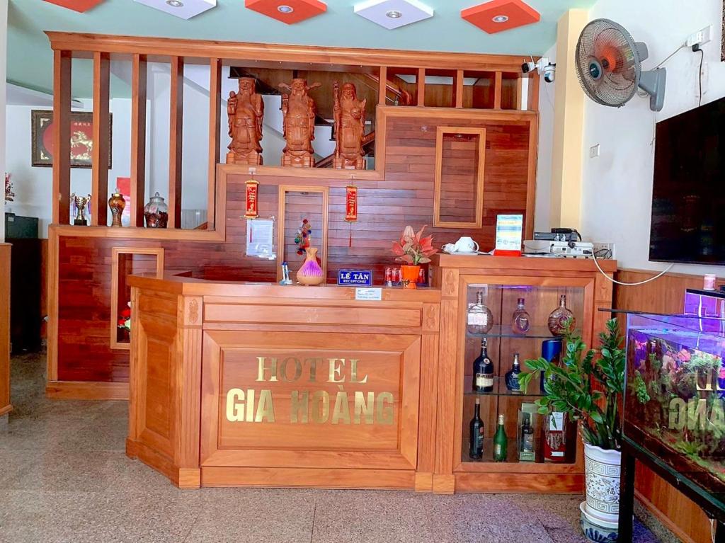 a restaurant with a bar with the words loeb ginarma at Gia Hoang Hotel in Quy Nhon