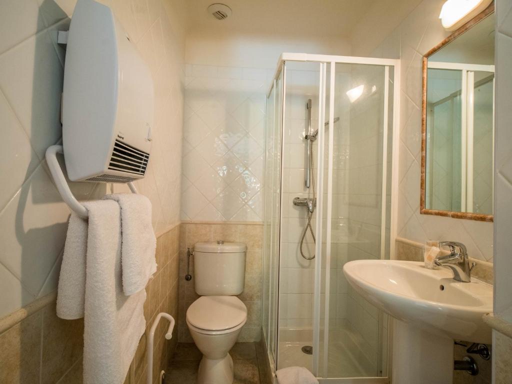 Koupelna v ubytování Camping Hotel Les Rives du Loup