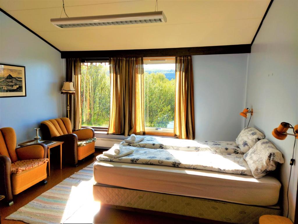 Austertanakrystallen by Pure Lifestyle Arctic في Tana: غرفة نوم بسريرين ونافذة