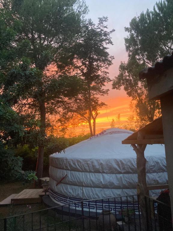 Východ nebo západ slunce při pohledu z luxury tent nebo okolí