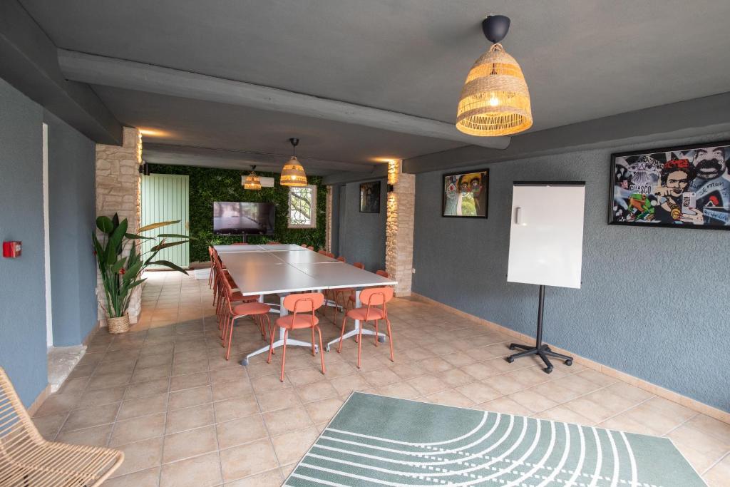 Fotografie z fotogalerie ubytování Hôtel La Perna v destinaci Pernes-les-Fontaines