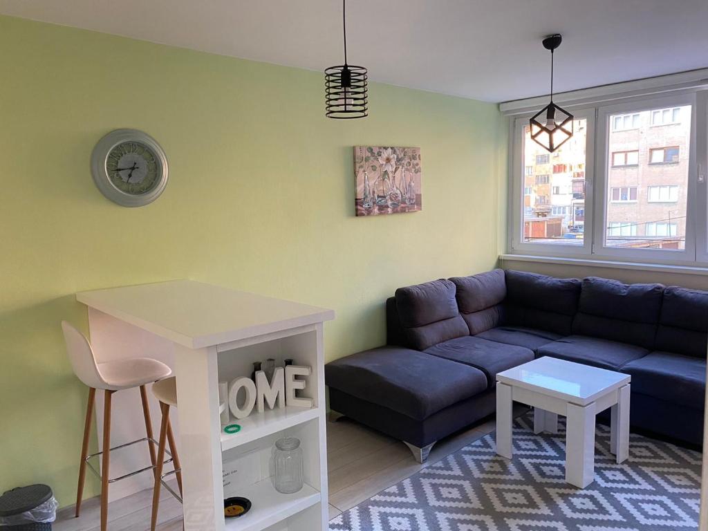 - un salon avec un canapé et une table dans l'établissement Mini apartman Smile, à Travnik