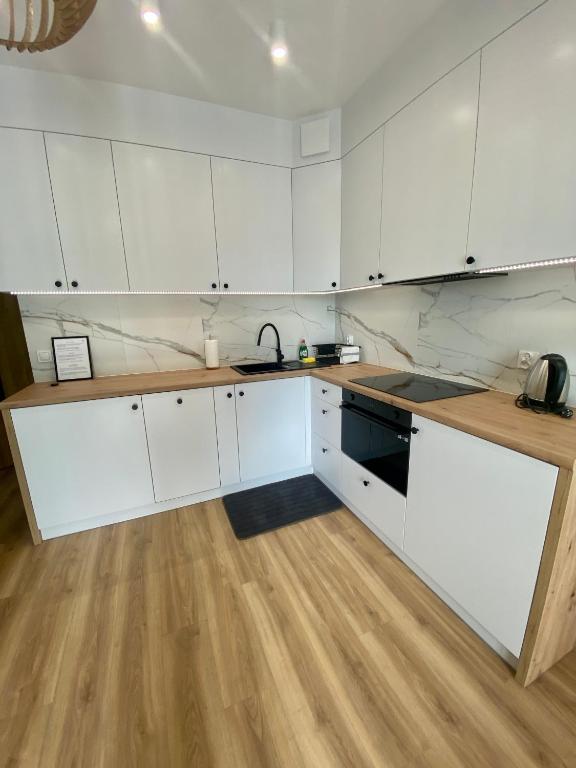 Kuchyň nebo kuchyňský kout v ubytování Apartamenty Białe nad jeziorem Białym