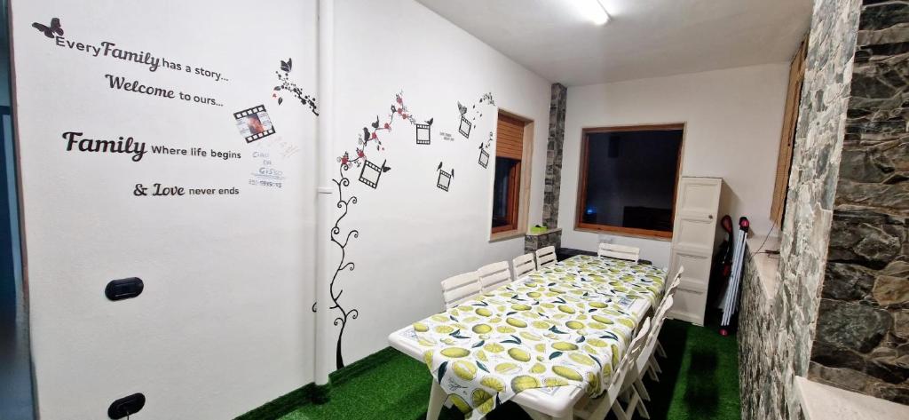 Cette petite chambre dispose d'une table et d'une télévision. dans l'établissement Casa Karmèl, à Porto Torres