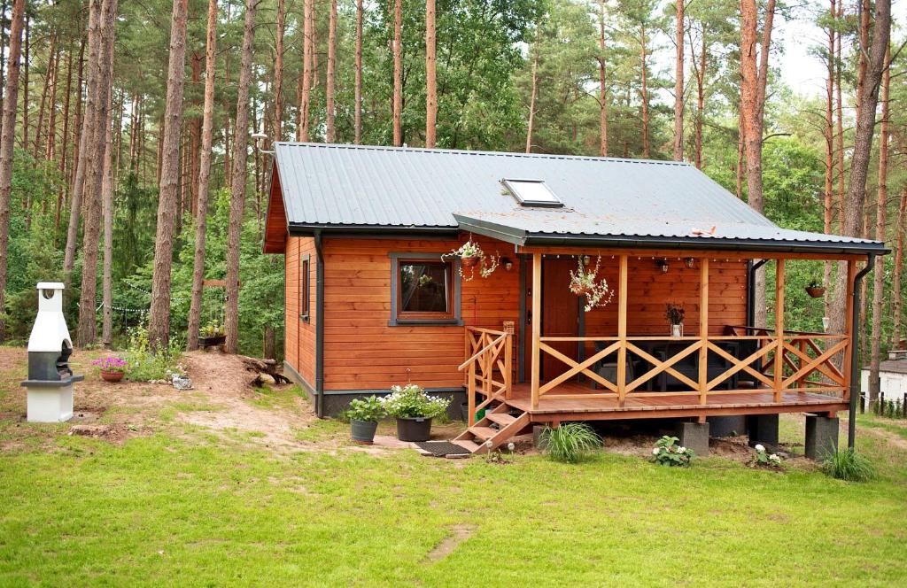 una cabaña de madera en medio de un bosque en Lubkowa chata, en Hartowiec