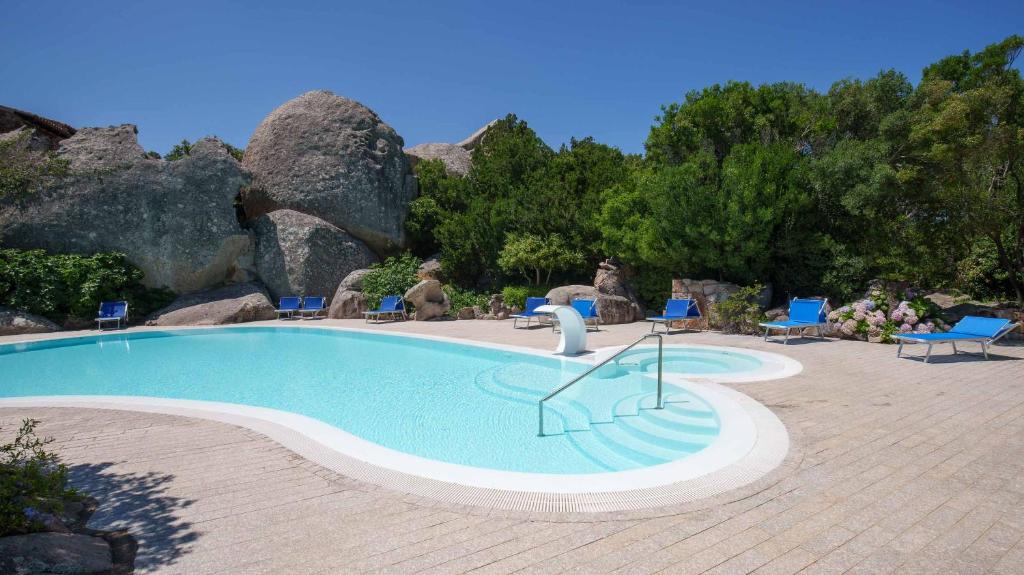 una gran piscina con sillas en Welcomely - Petra - Residence Country di Porto Rotondo, en Porto Rotondo