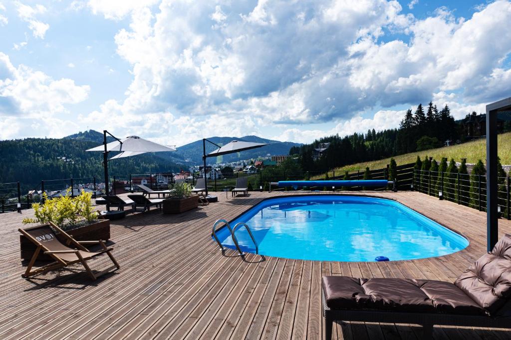 Nespecifikovaný výhled na hory nebo výhled na hory při pohledu z hotelu