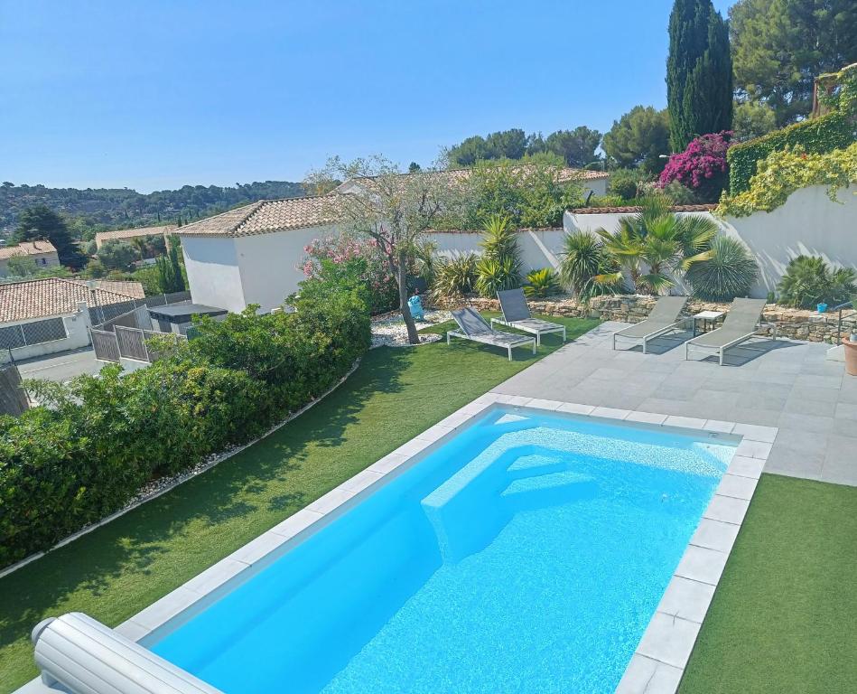 - une vue sur la piscine dans la cour dans l'établissement Villa contemporaine Piscine chauffée,pétanque, Clim, à Ceyreste