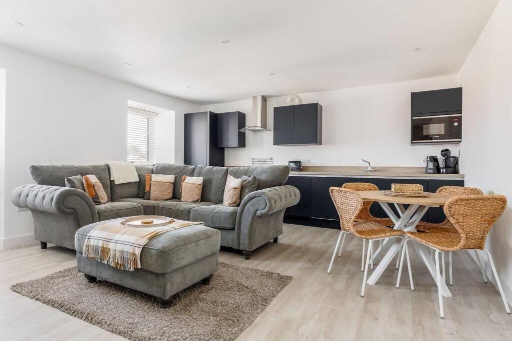 sala de estar con sofá y mesa en Modern 1 Bed, close to beach and highstreet, en Southbourne