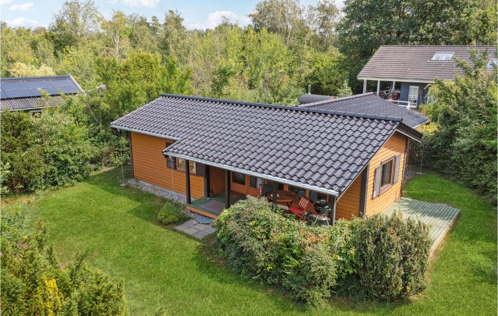 una vista aérea de una casa pequeña con patio en Lovely Home In Grlev With Kitchen en Gørlev