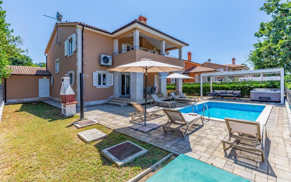 una villa con piscina e una casa di Lotus Villas Resort a Pola (Pula)