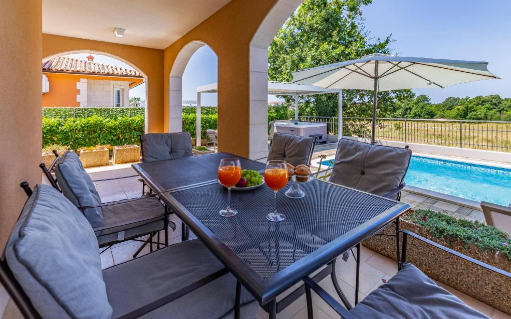 Bazén v ubytování Lotus Villas Resort nebo v jeho okolí