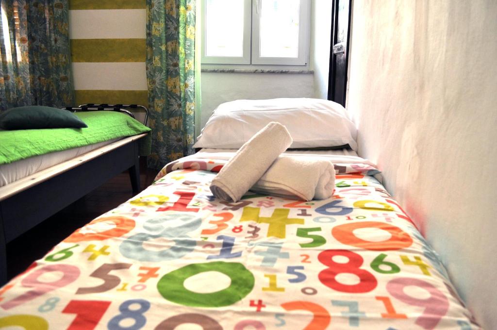 Łóżko lub łóżka w pokoju w obiekcie Giramondo