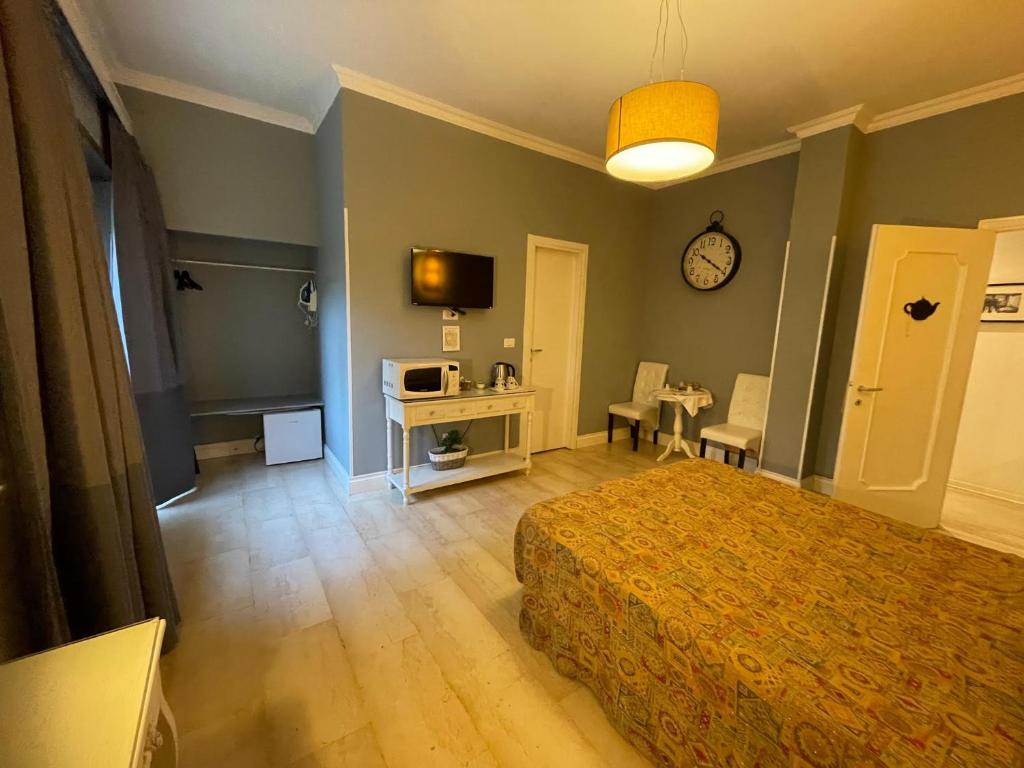 Televízia a/alebo spoločenská miestnosť v ubytovaní B&B Tiburtina Garden