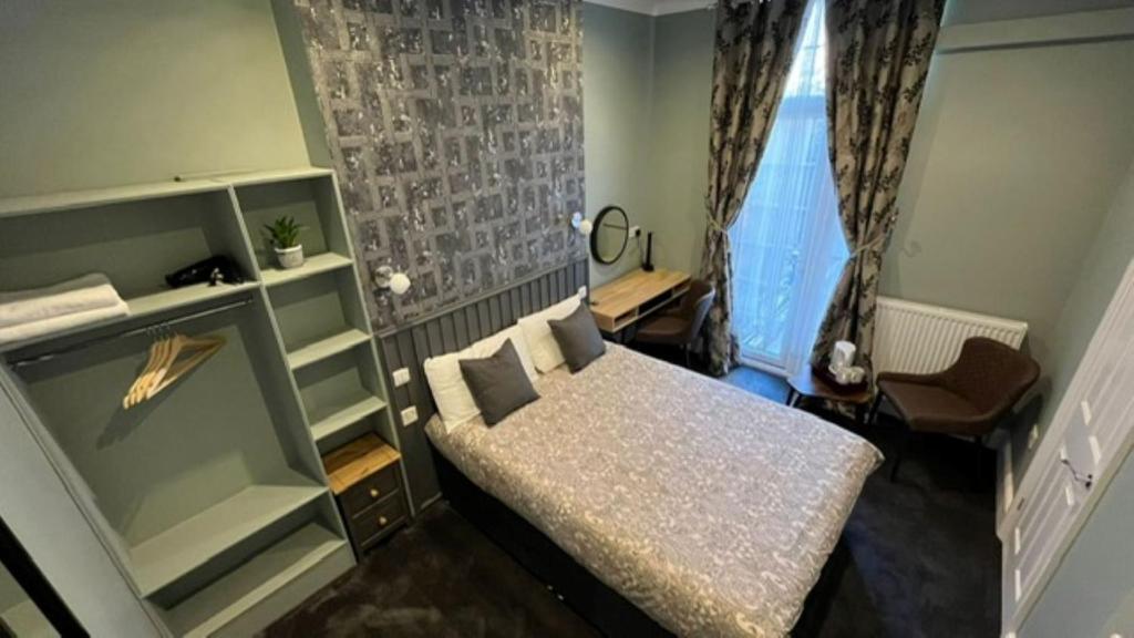 Postel nebo postele na pokoji v ubytování Charlotte Guest House
