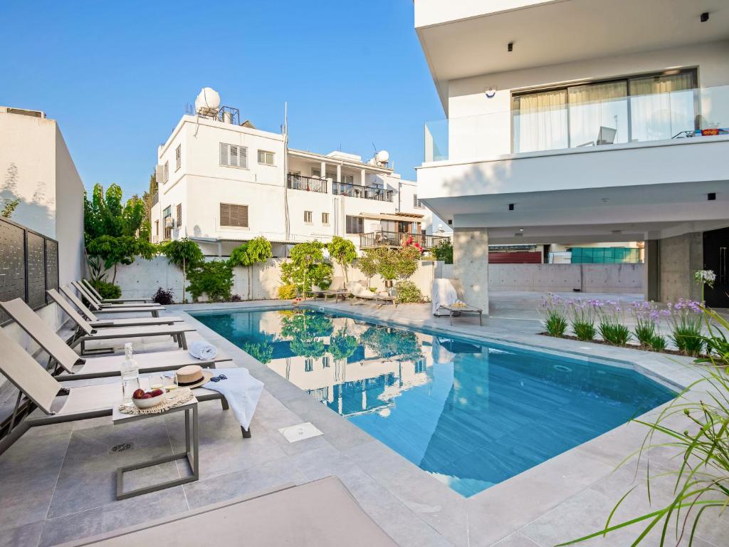 una imagen de una casa con piscina en Sanders Olive en Pafos