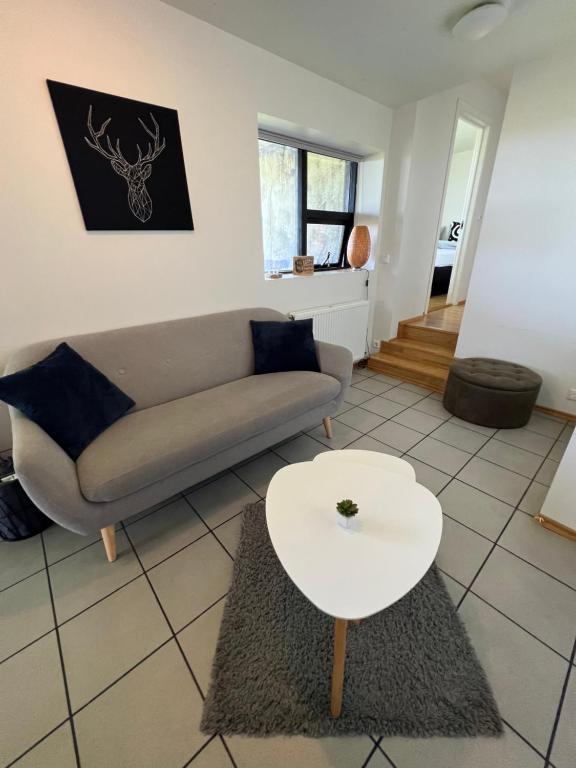 sala de estar con sofá y mesa en Apartment - Fíflholt, en Hvolsvöllur