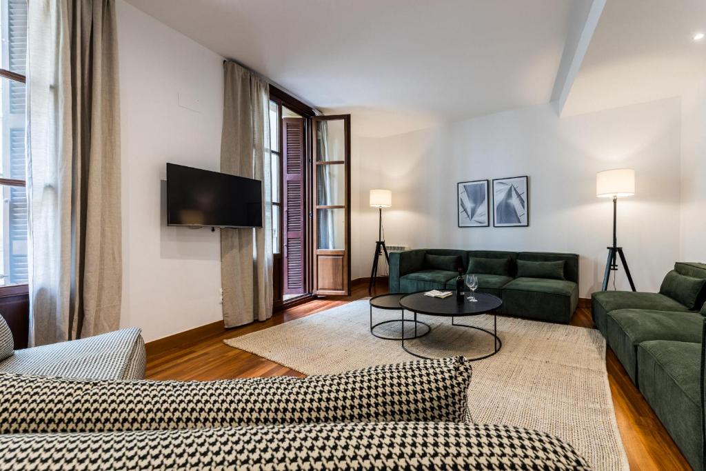 ein Wohnzimmer mit 2 Sofas und einem TV in der Unterkunft SOUL suite apartment, PARKING INCLUDED in San Sebastián