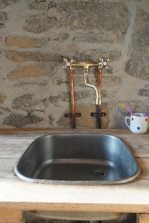 a sink with a faucet on top of a counter at Stodola Počúvadlo in Počúvadlo