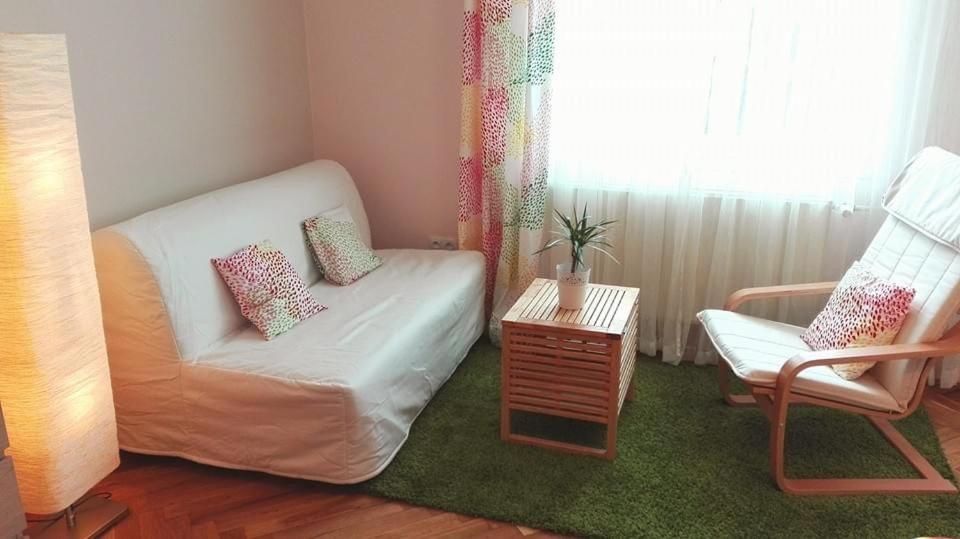 Habitación pequeña con sofá y silla en Vila Květ en Třeboň
