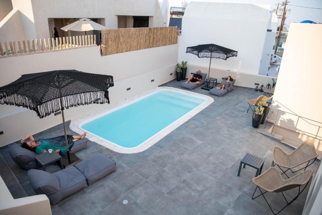 Bazén v ubytování Aidani Luxurious Rooms nebo v jeho okolí