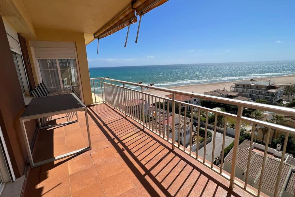 einen Balkon mit Blick auf den Strand in der Unterkunft Apartamento con acceso directo a la playa in Valencia