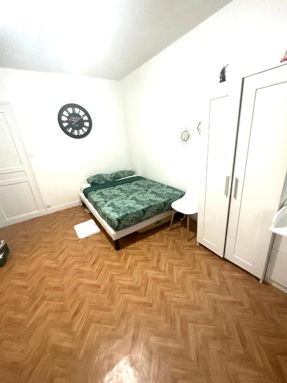 a bedroom with a bed in the corner of a room at Magnifique studio privé à Viljuif in Villejuif